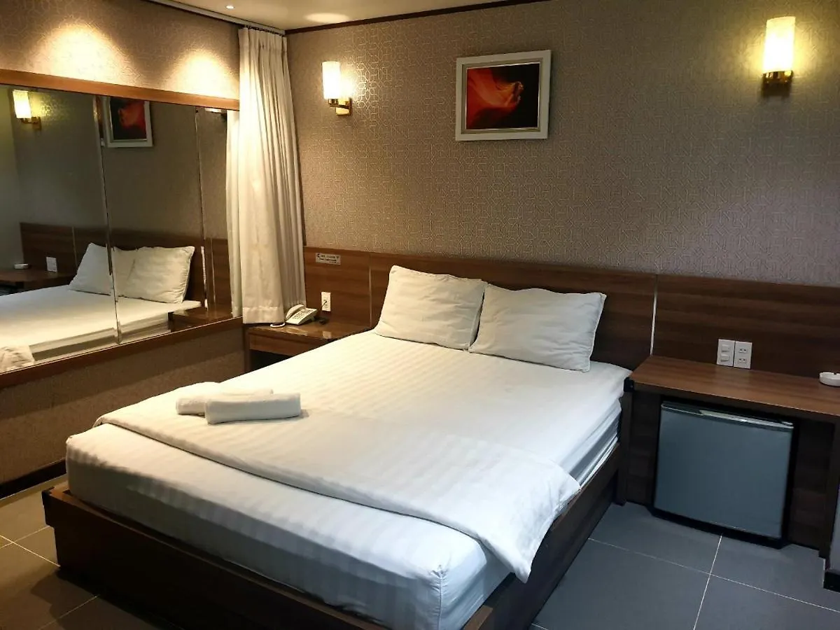 Reddoorz Premium Cloud 9 An Nhon Hotel Ho Chi Minh City Vietnam